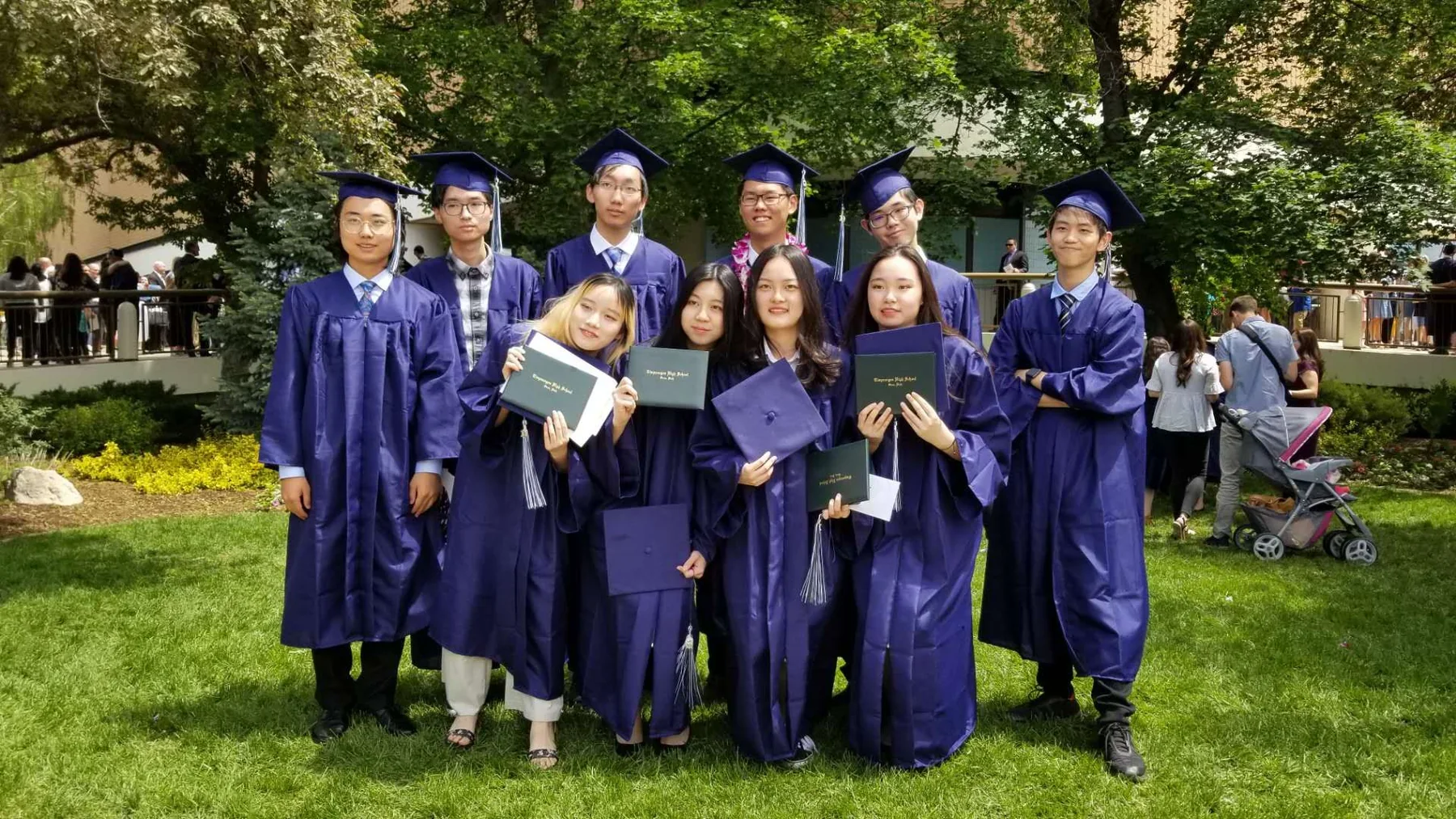 在美国完成高中学习的中国学生毕业合影