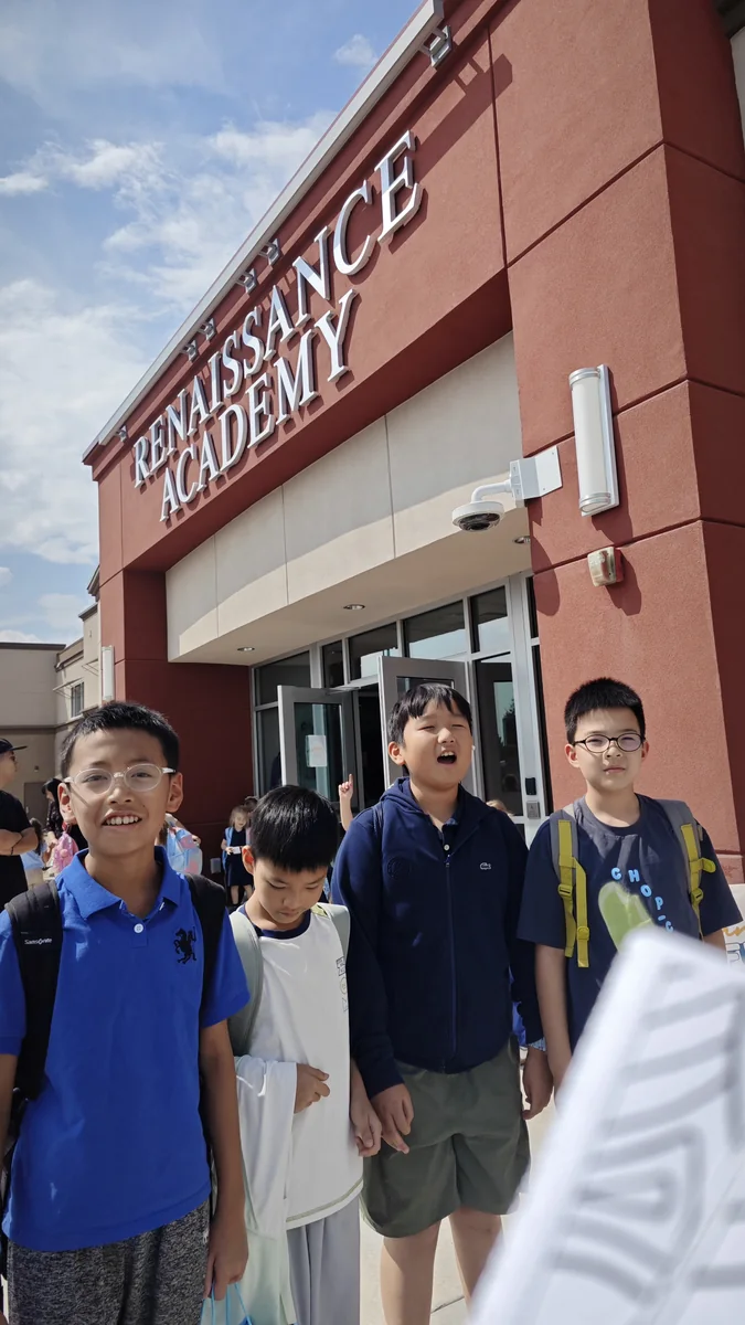 学生在美国学校参加交流活动
